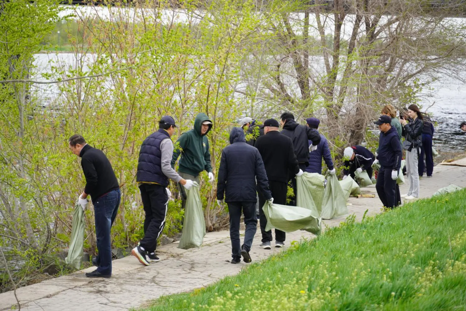 Масштабную уборку провели вдоль главной водной артерии столицы