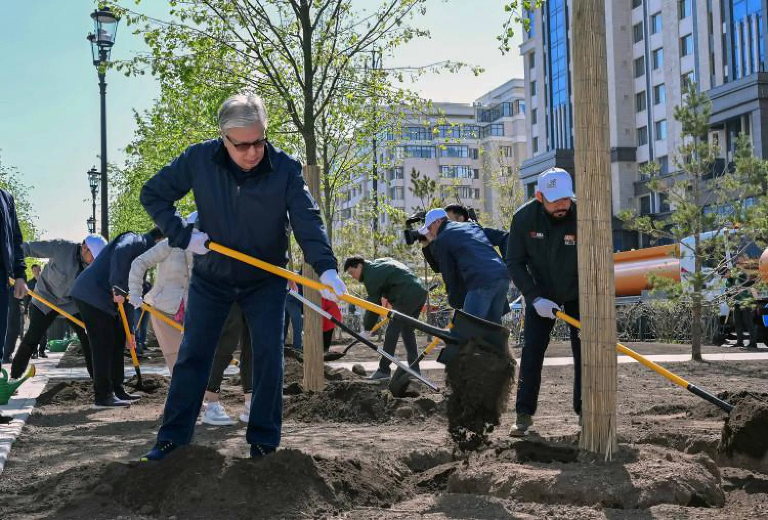 Президент принял участие в городском субботнике