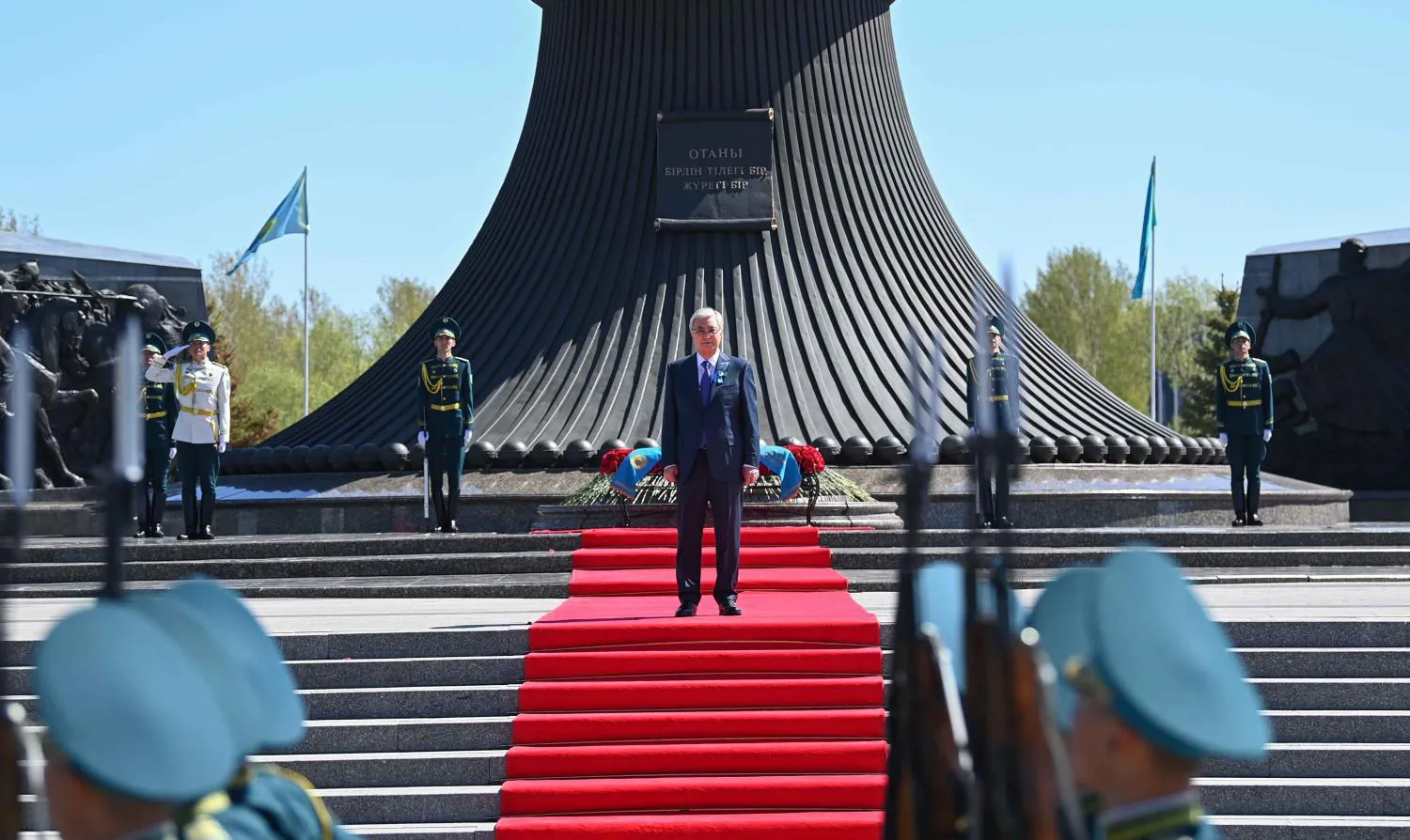 Президент Касым-Жомарт Токаев принял участие в церемонии возложения цветов к монументу «Отан Ана»