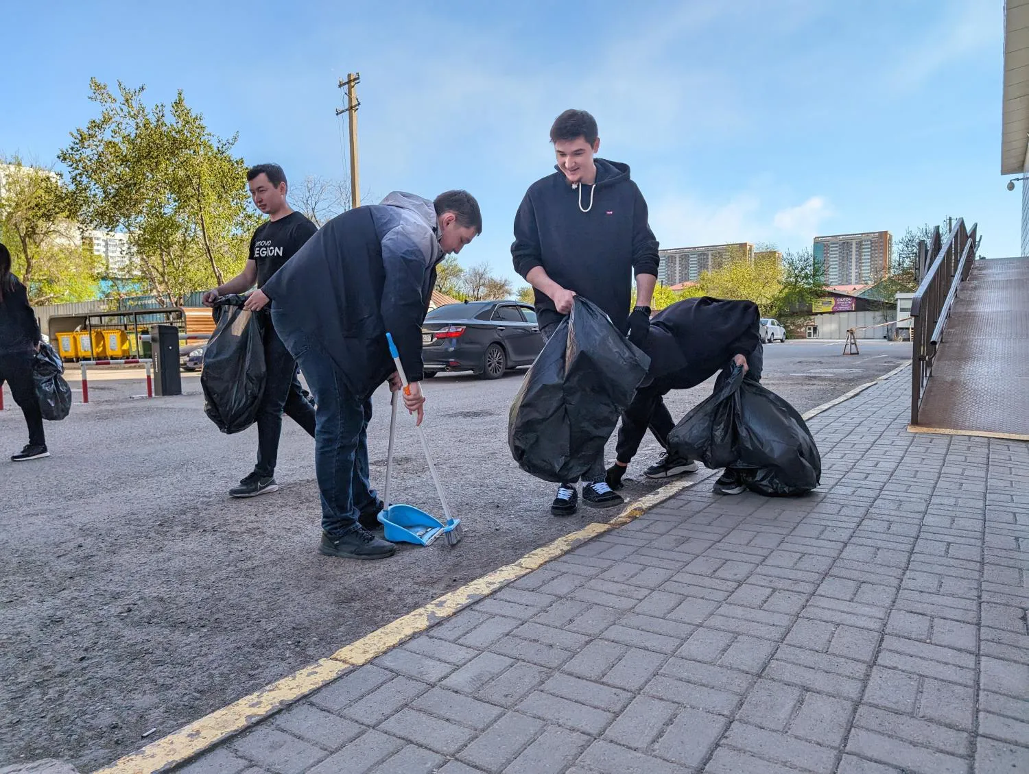 Предприниматели провели уборку возле территорий торговых центров и рынков Астаны