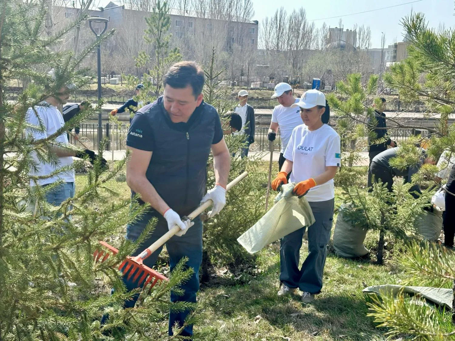 В столице состоялась эко-акция с участием заслуженных педагогов