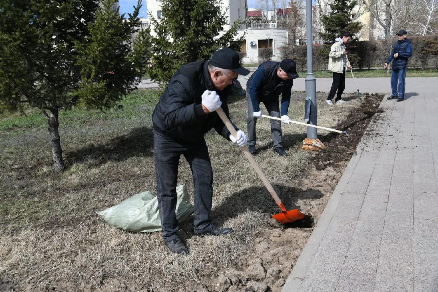 Ветераны поддержали весеннюю экологическую акцию в Астане