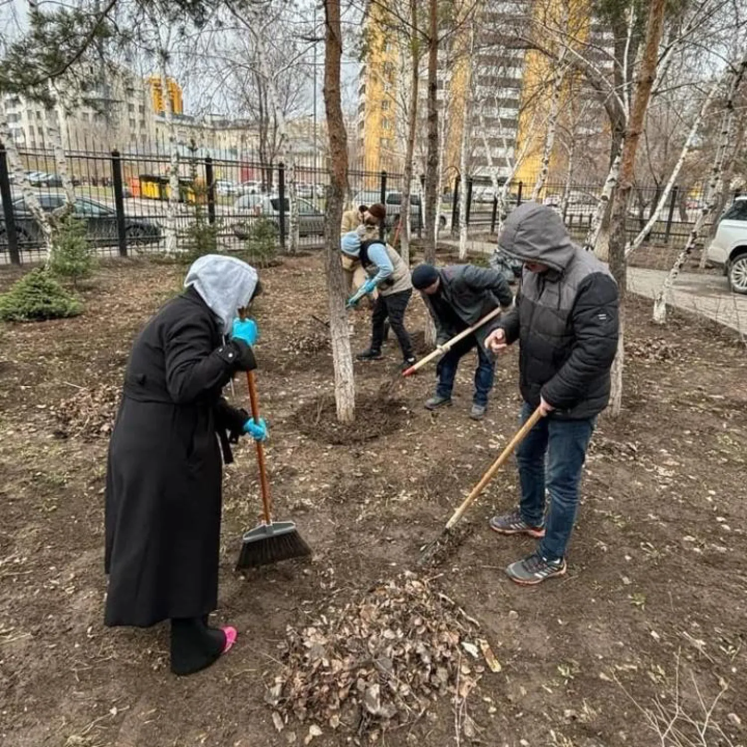 Сотрудники столичных банков вышли на субботник