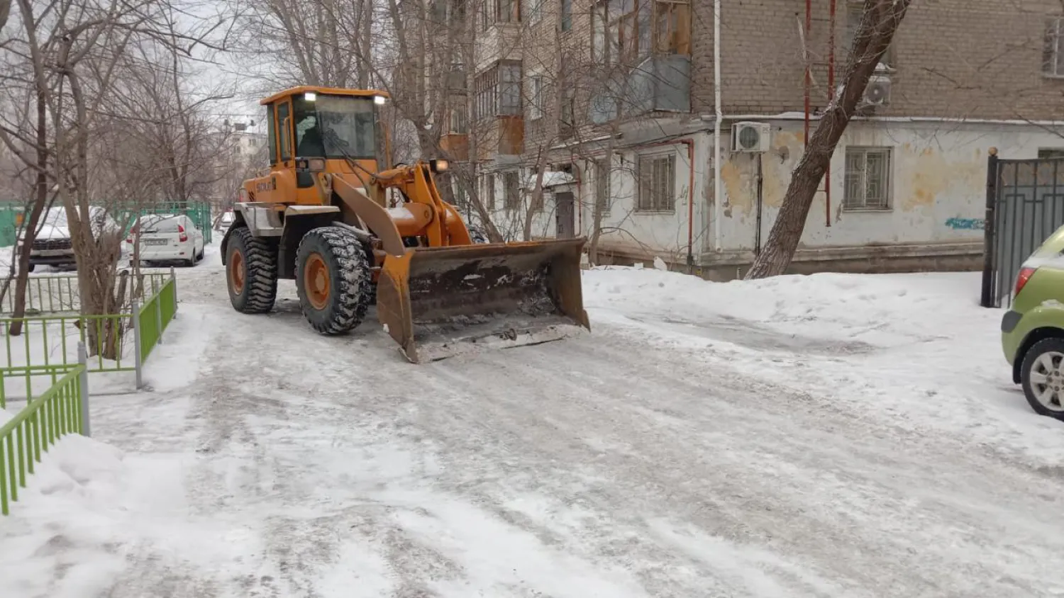 Свыше 6,1 млн кубометров снега вывезено из города за зимний период