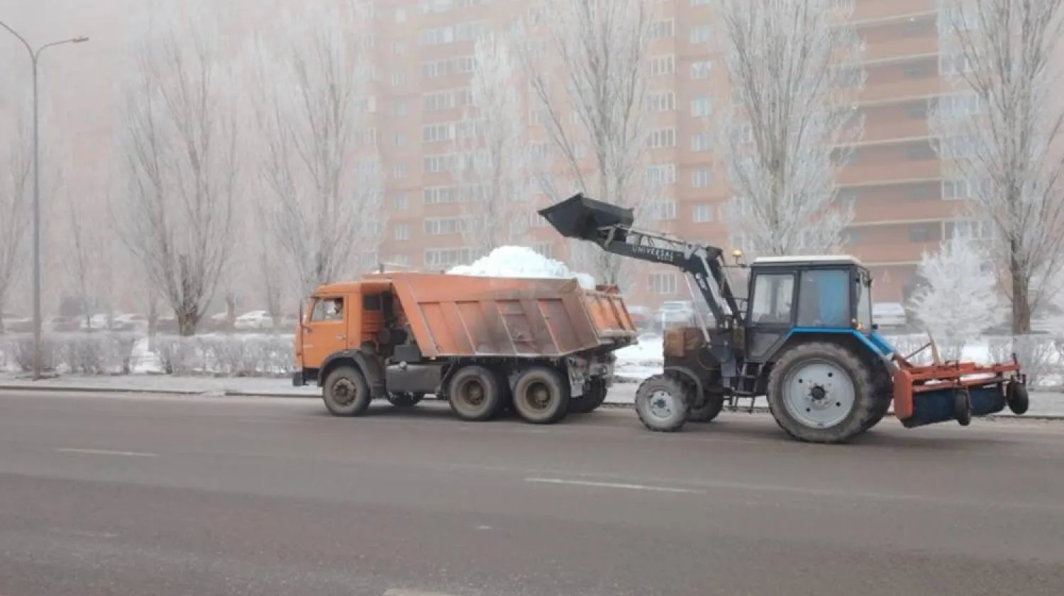 В Астане устраняют последствия дождя и снега