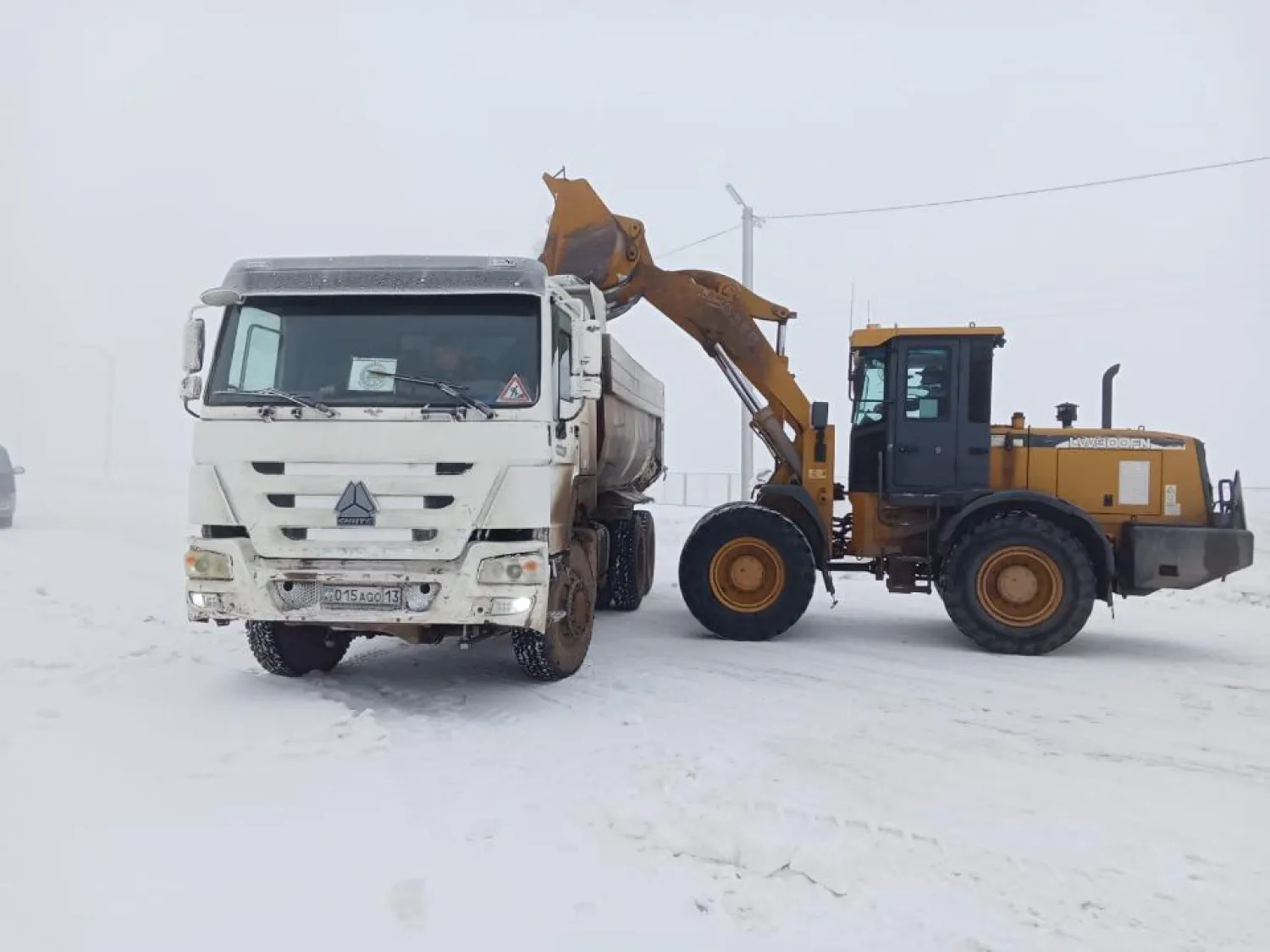 Свыше 2,2 тыс. дорожных рабочих вышли на уборку снега в Астане