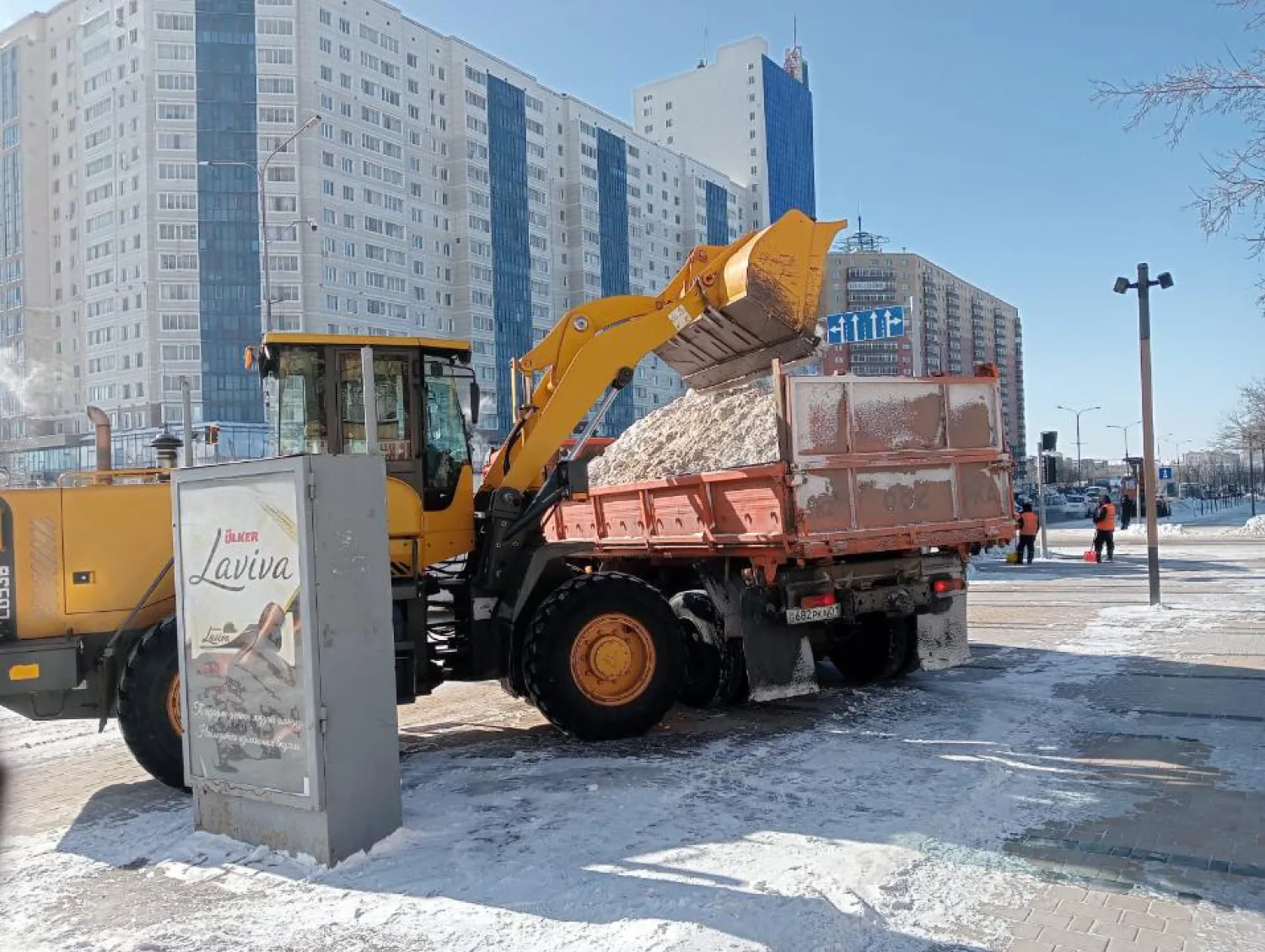 Более тысячи грузовиков снега вывезли из Астаны