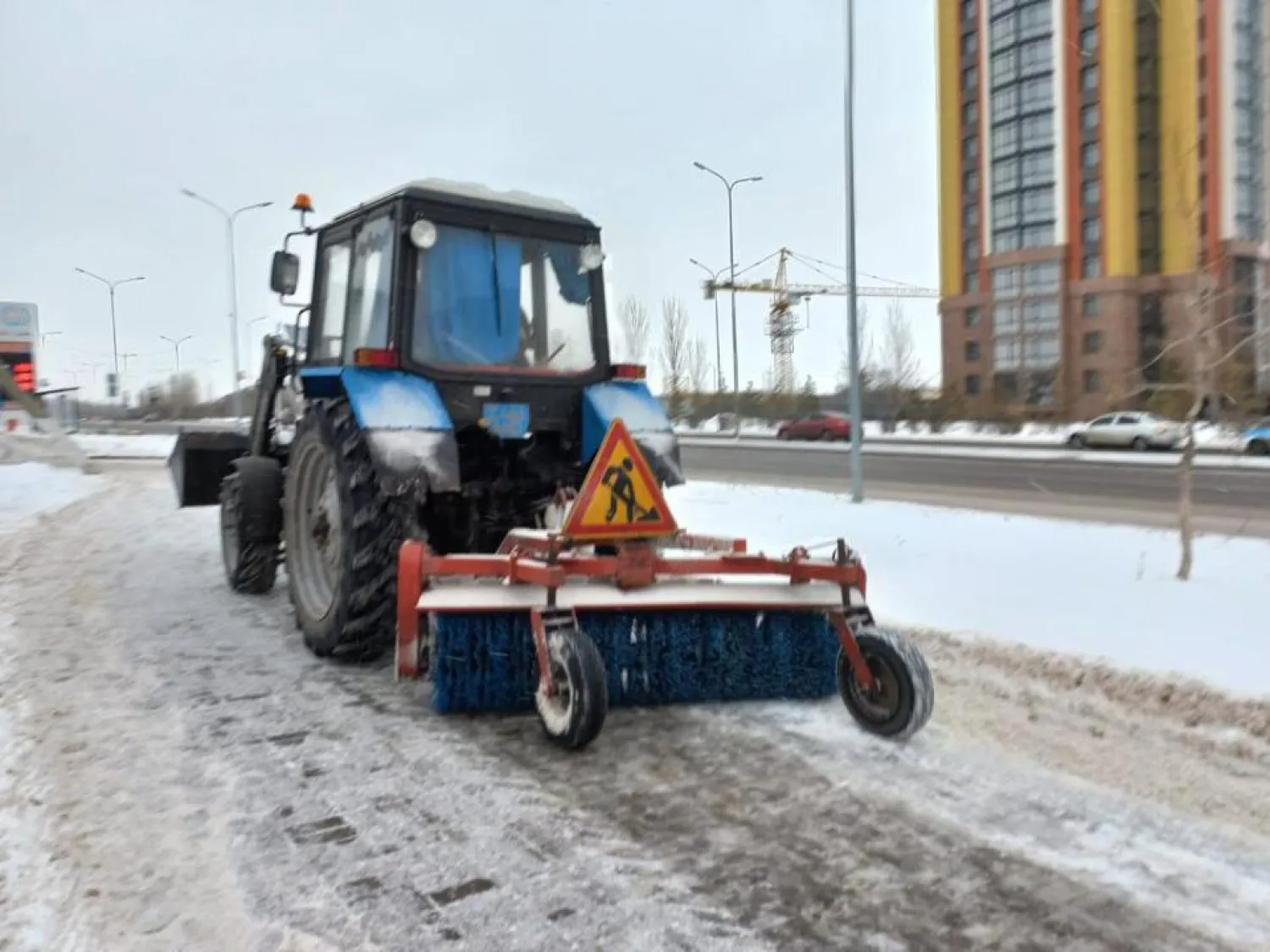 Свыше 1200 единиц спецтехники вышли на уборку снега в Астане