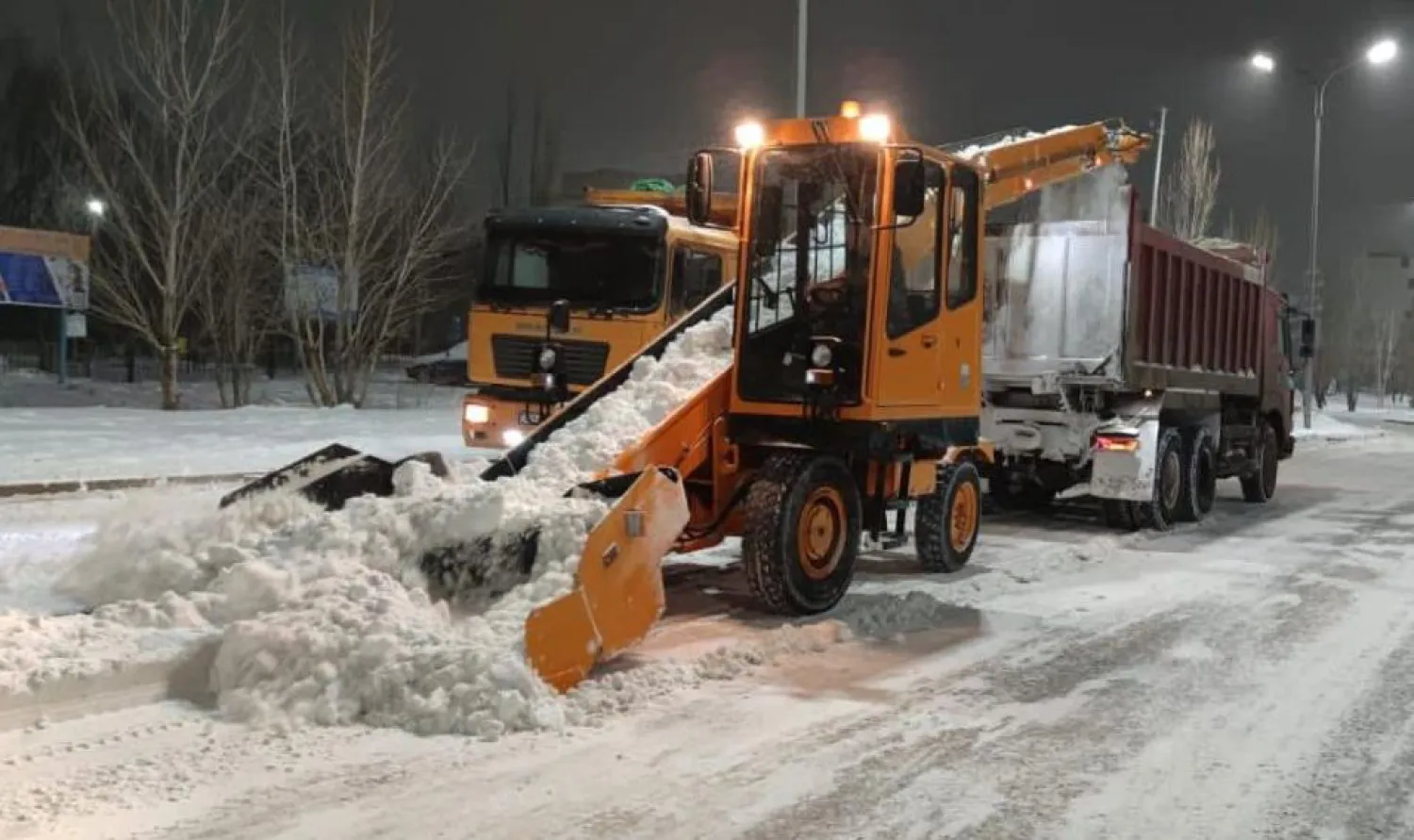 В Астане за одну ночь убрано 50 тысяч кубометров снега