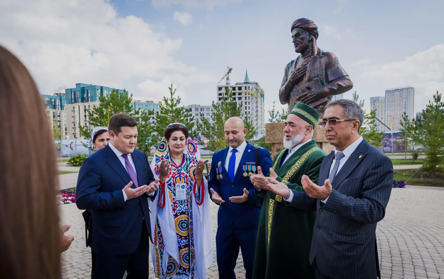 В столице открыли памятник Абу Али ибн Сины