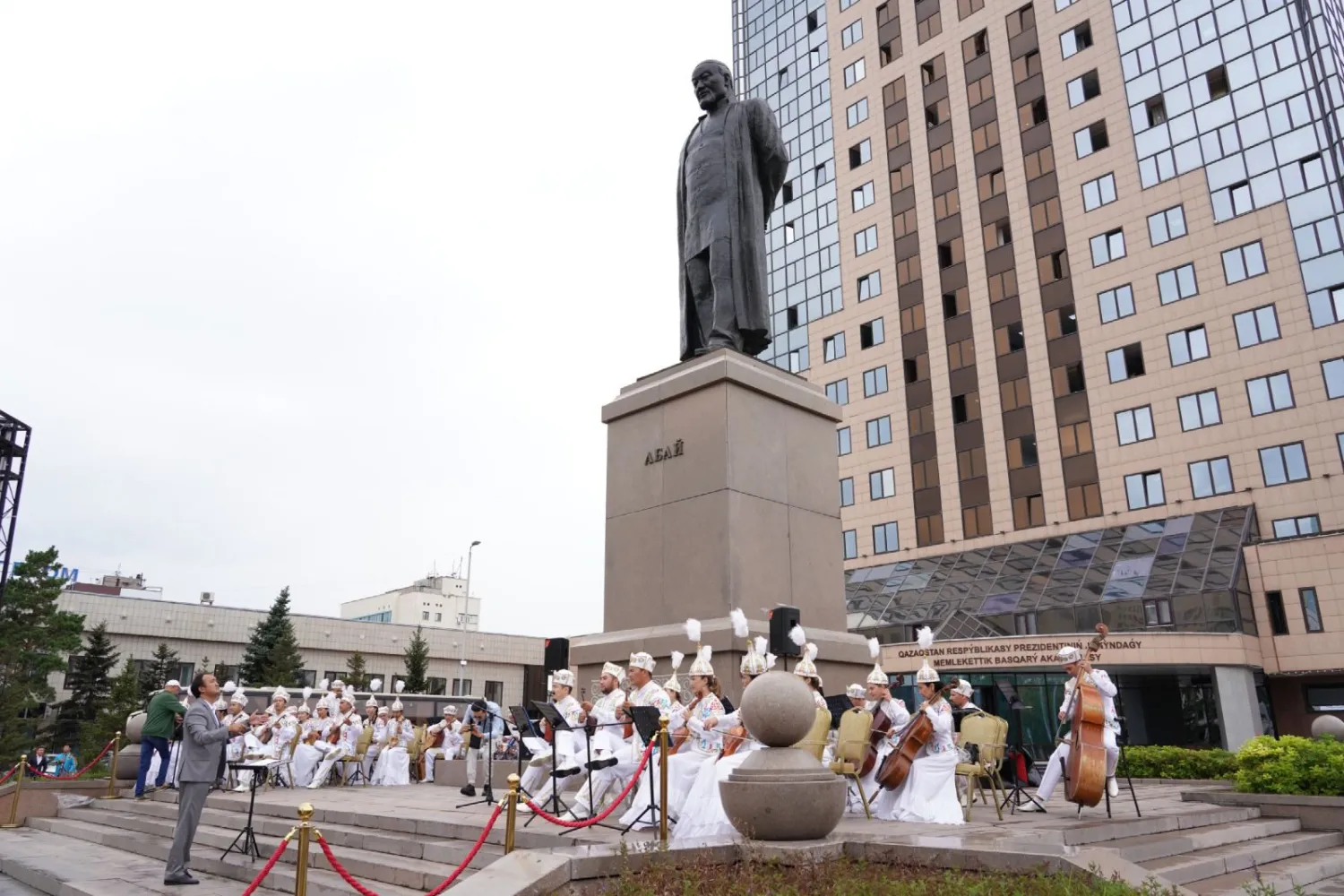 В Астане состоялось торжественное возложение цветов к памятнику Абая