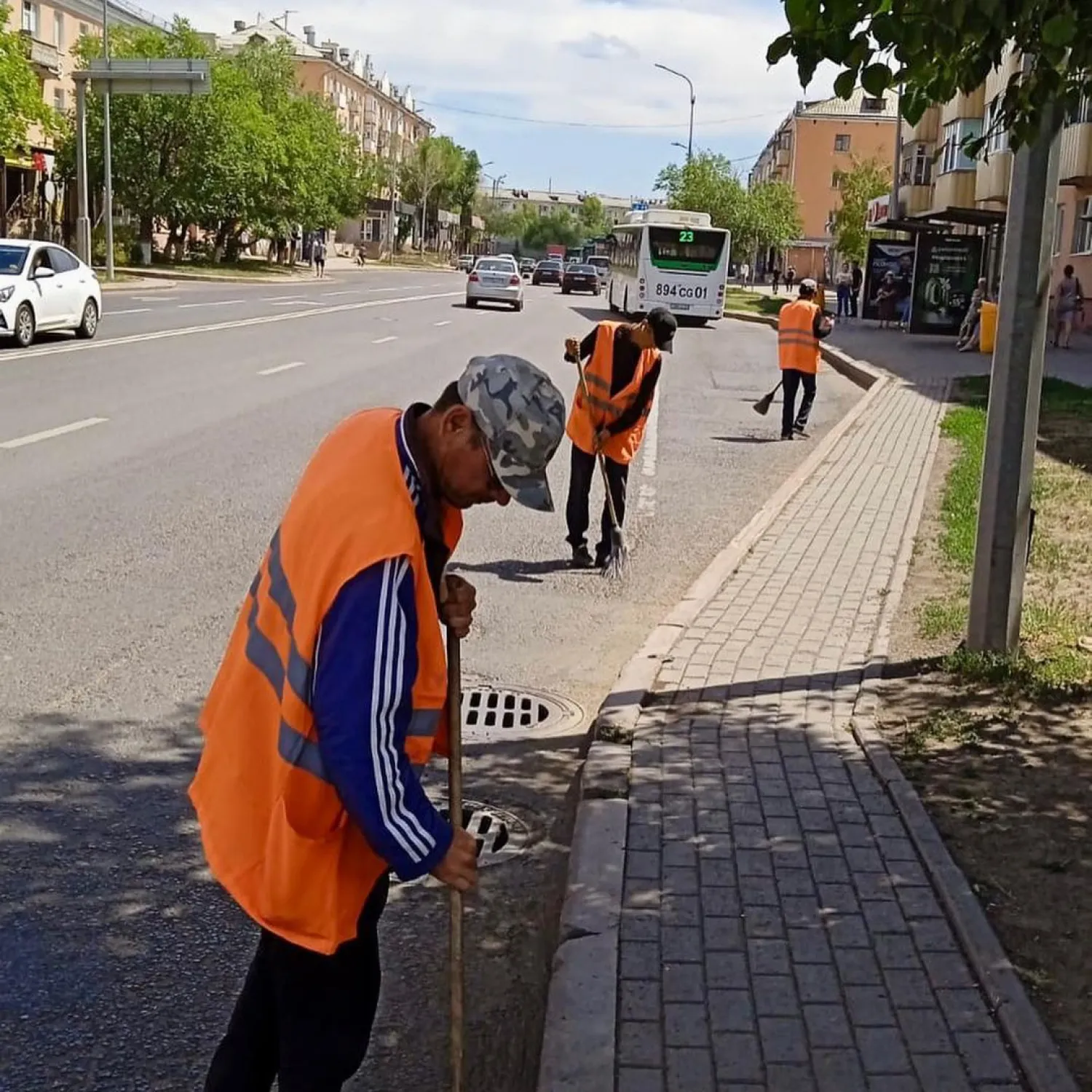 Чистоту улиц в районе «Сарыарка» поддерживают более 650 рабочих