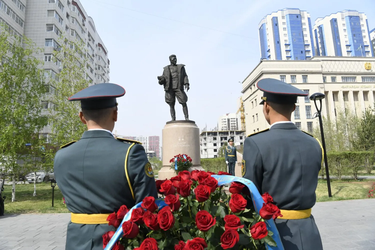 К памятнику Талгату Бигельдинову в столице возложили цветы (ФОТО)