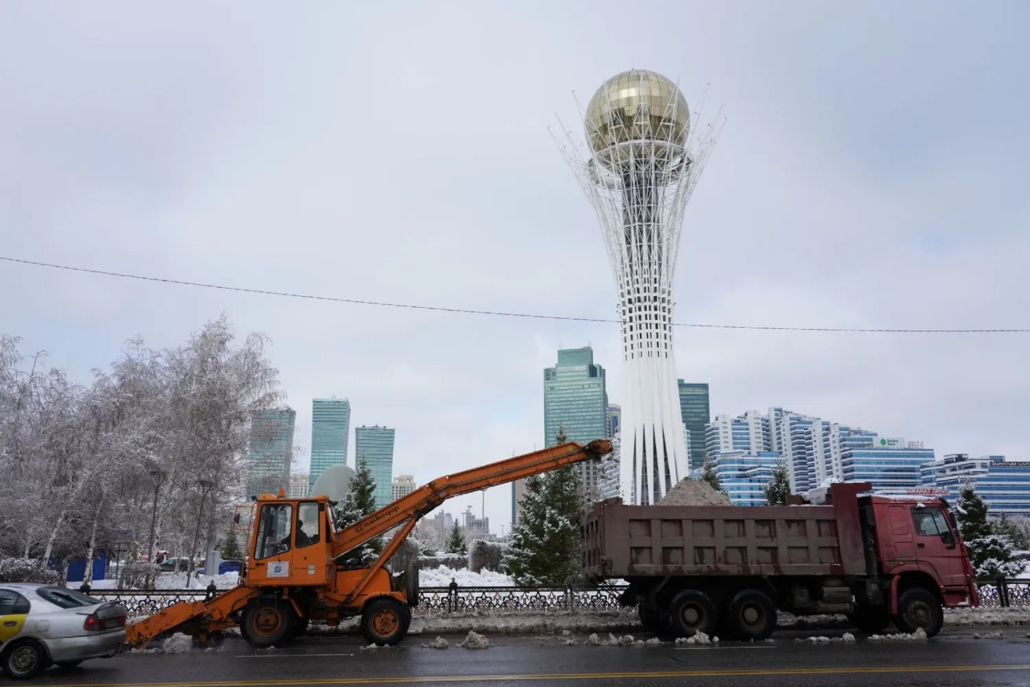 В столице продолжают бороться с последствиями весеннего снегопада (ФОТО)