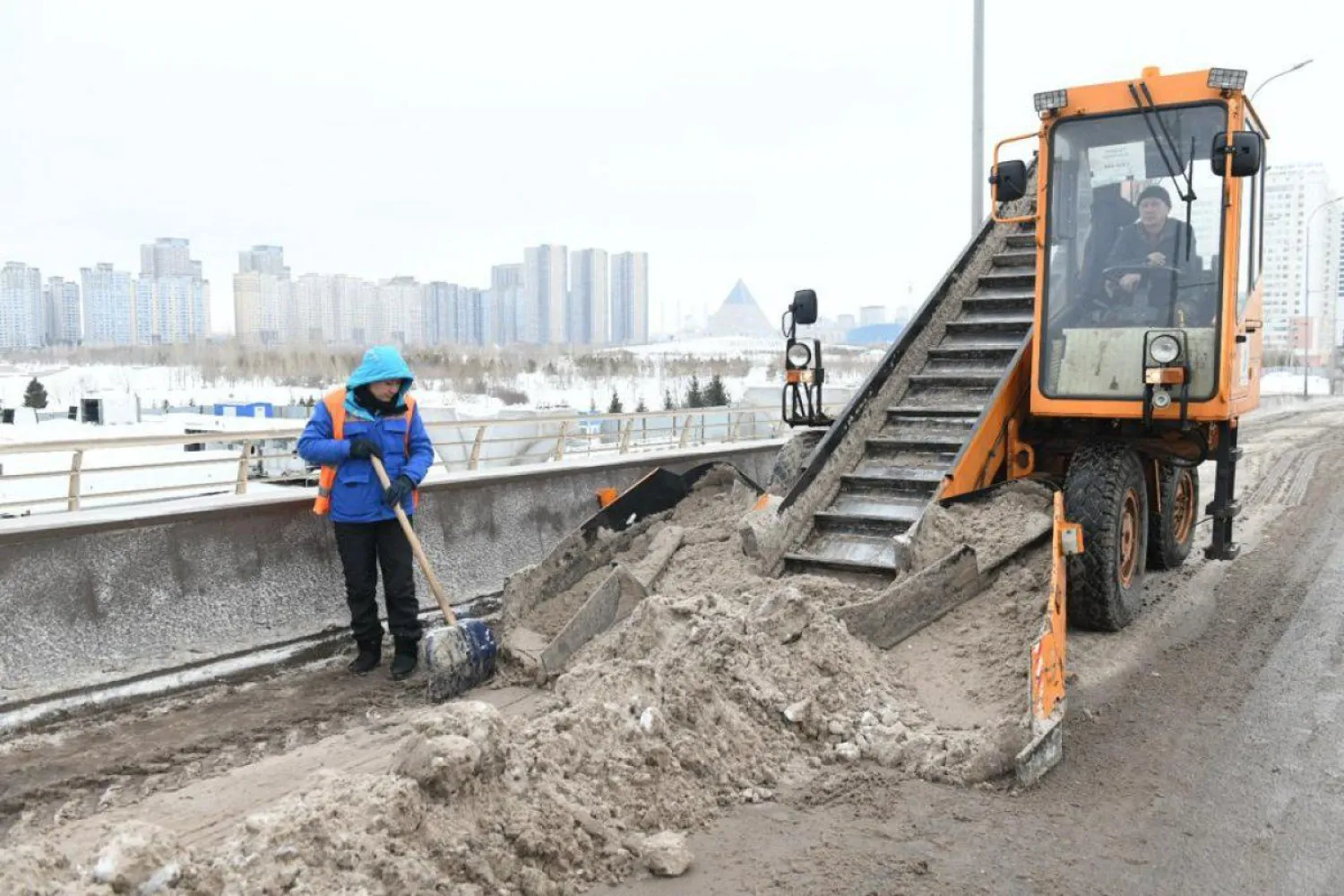 Столицу очищают от снега (ФОТО)