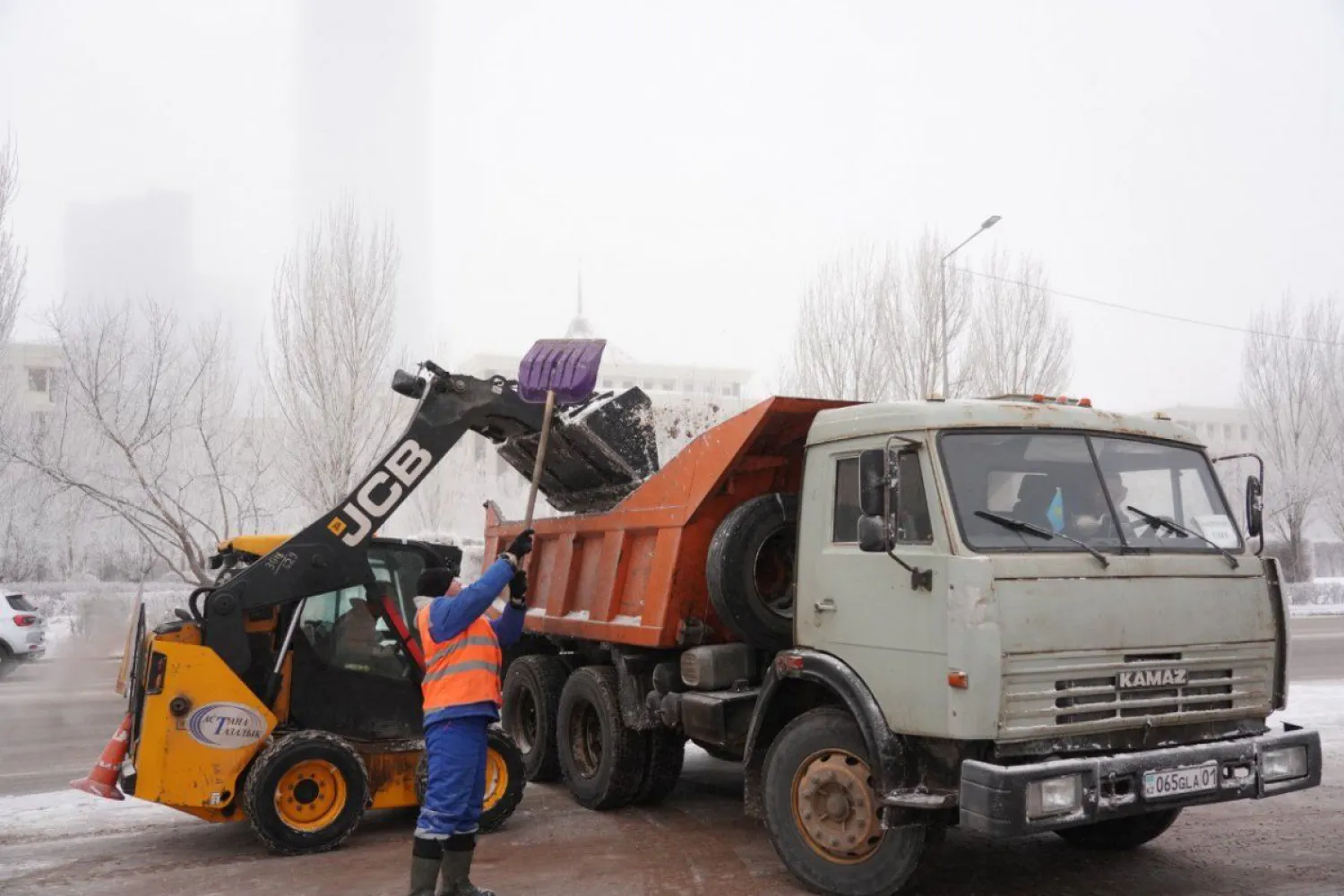 Более двух тысяч дорожных рабочих вышли на уборку снега в Астане