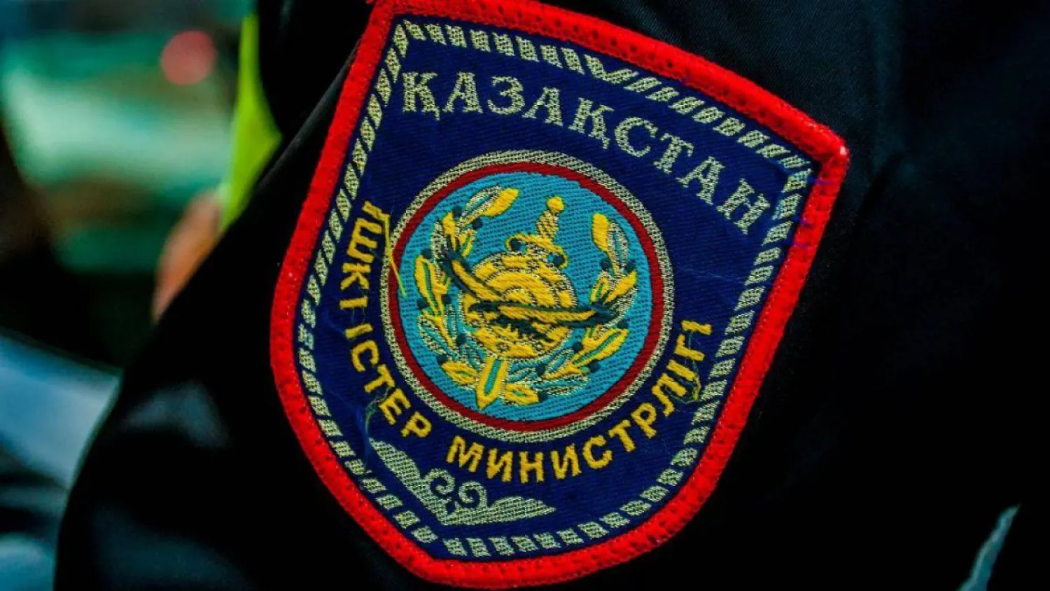 Столичные полицейские спасли мужчину от прыжка с 24-го этажа