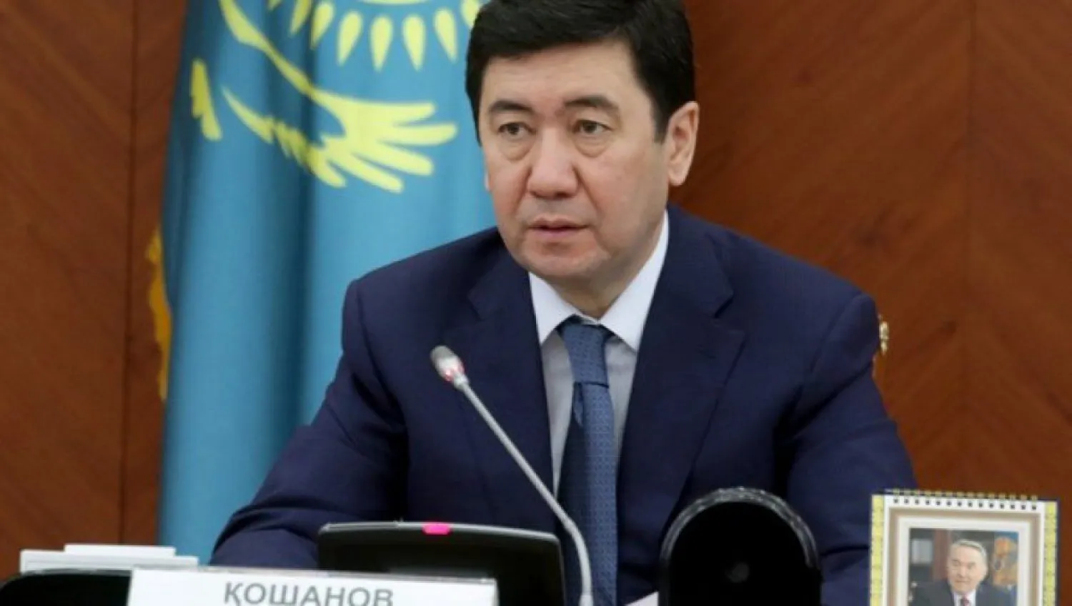 Ерлан Кошанов зачитал запрос депутатской группы «Жаңа Қазақстан»