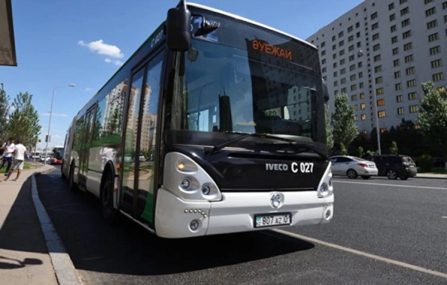 Пять автобусов временно изменили маршрут движения в столице