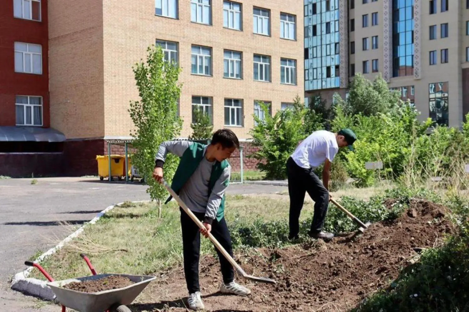 Трудовые отряды «Жасыл ел» приступили к работе в столице