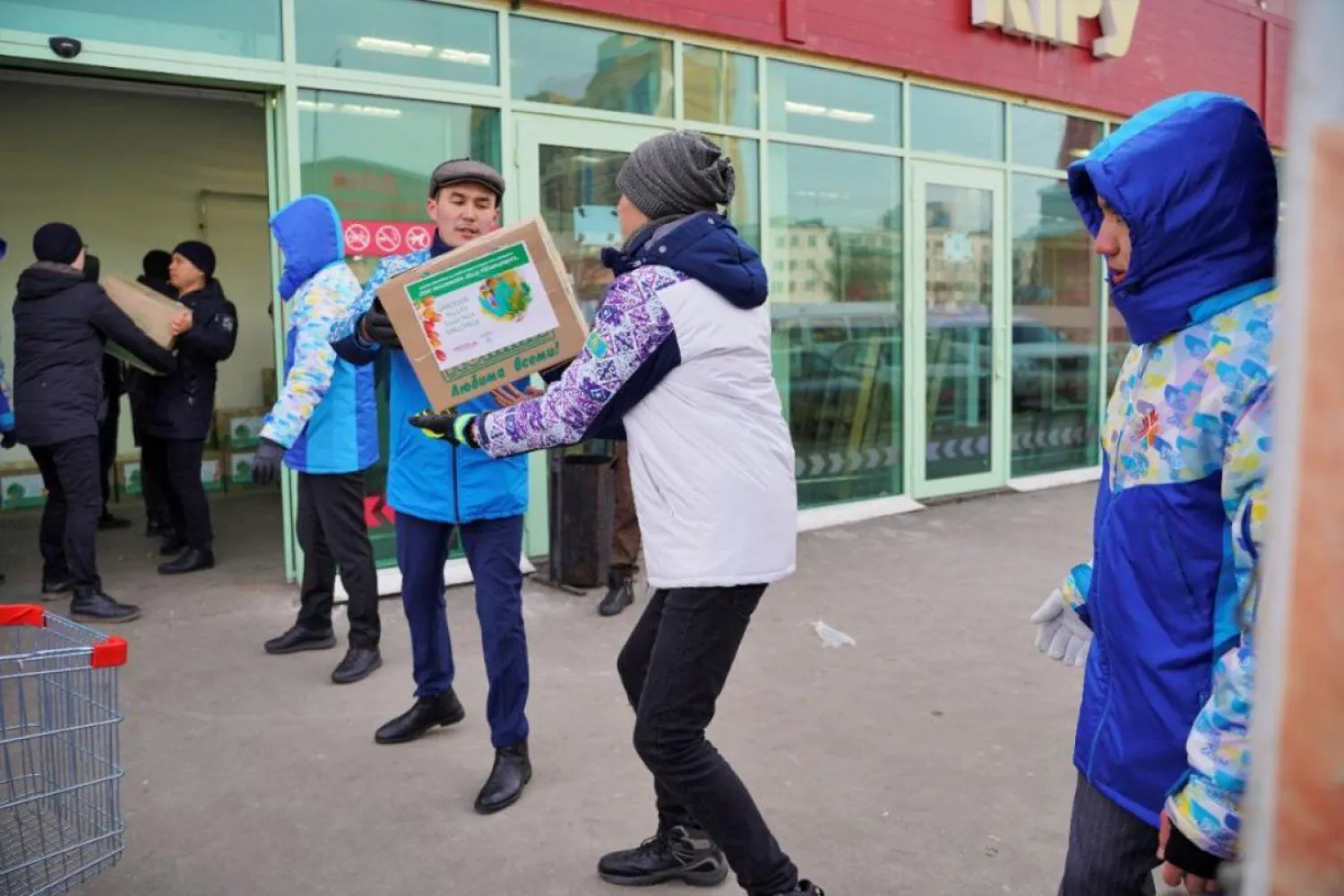 Свыше 500 продуктовых корзин раздают на Наурыз нуждающимся семьям столицы