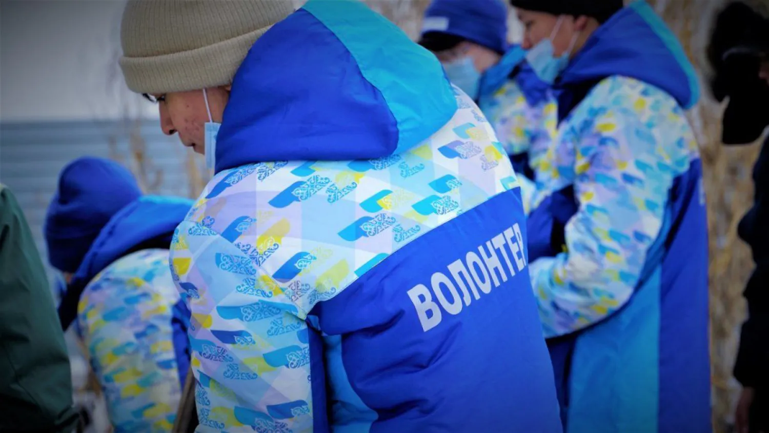 Волонтеры очистили от снега дворы одиноко проживающих пенсионеров в Нур-Султане