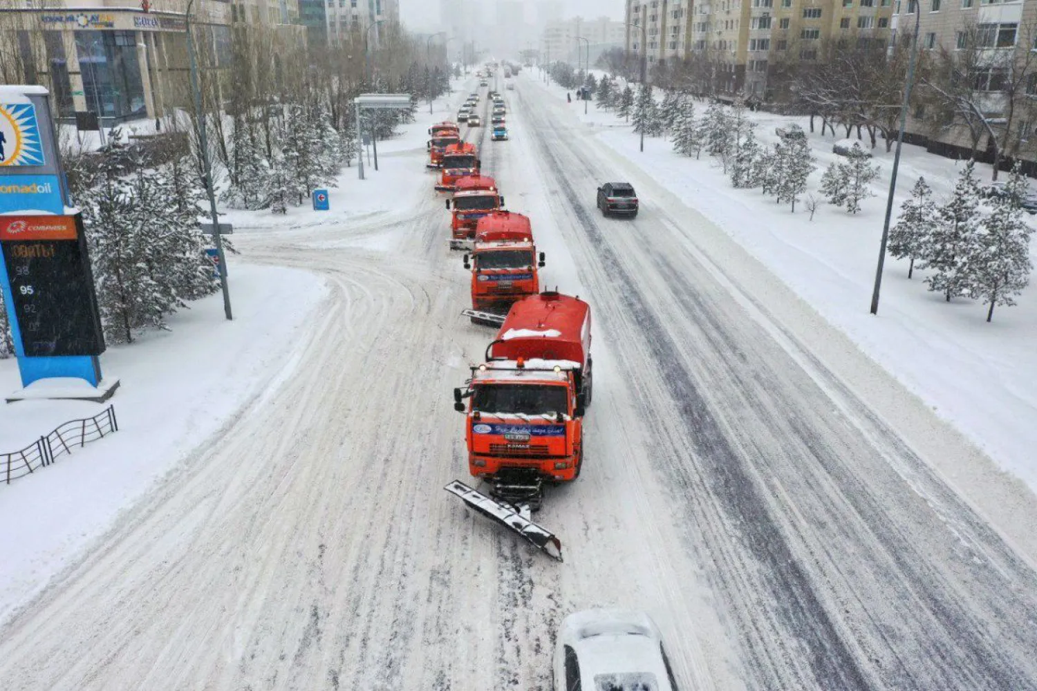 Столичные волонтеры убирают снег в Нур-Султане