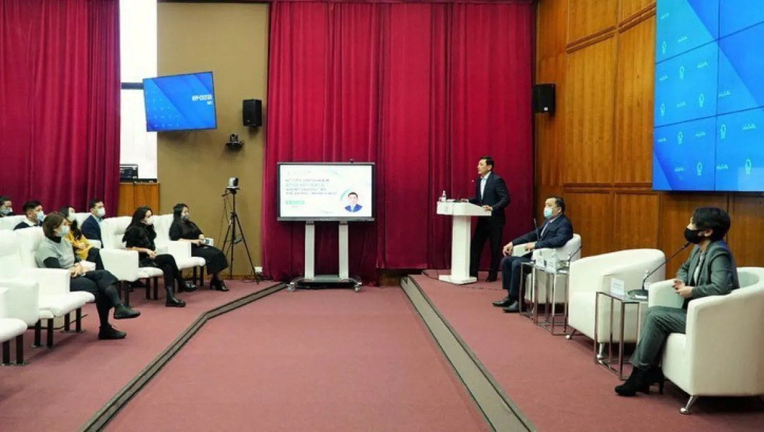 Алтай Кульгинов встретился с магистрантами и докторантами