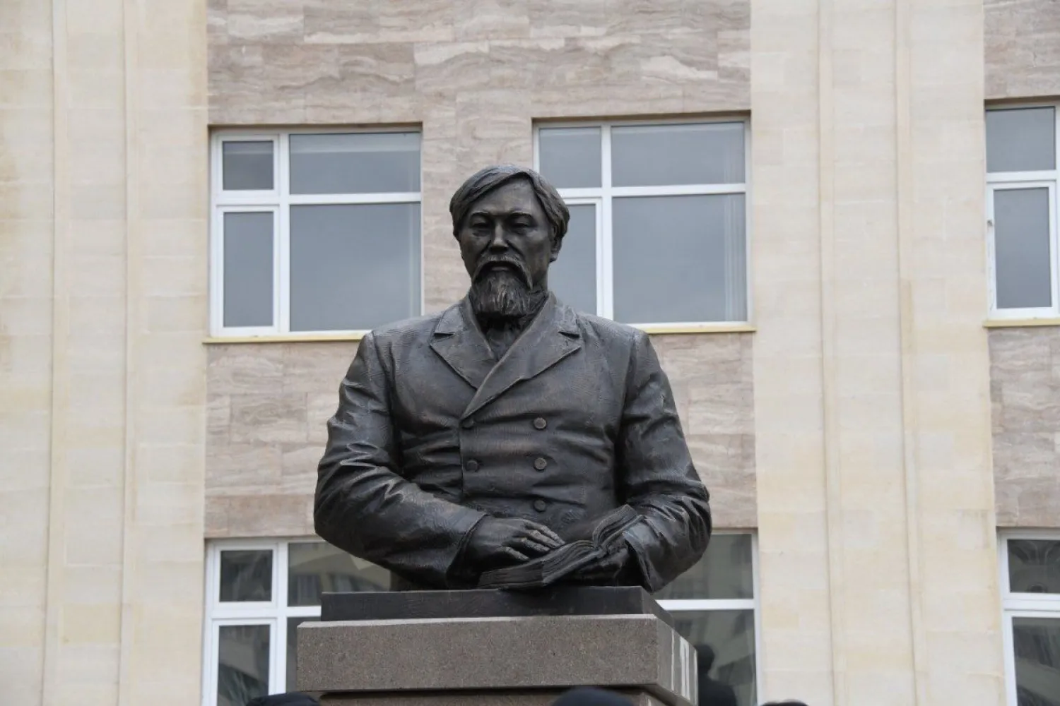 Бюст Ибраю Алтынсарину открыли в Нур-Султане