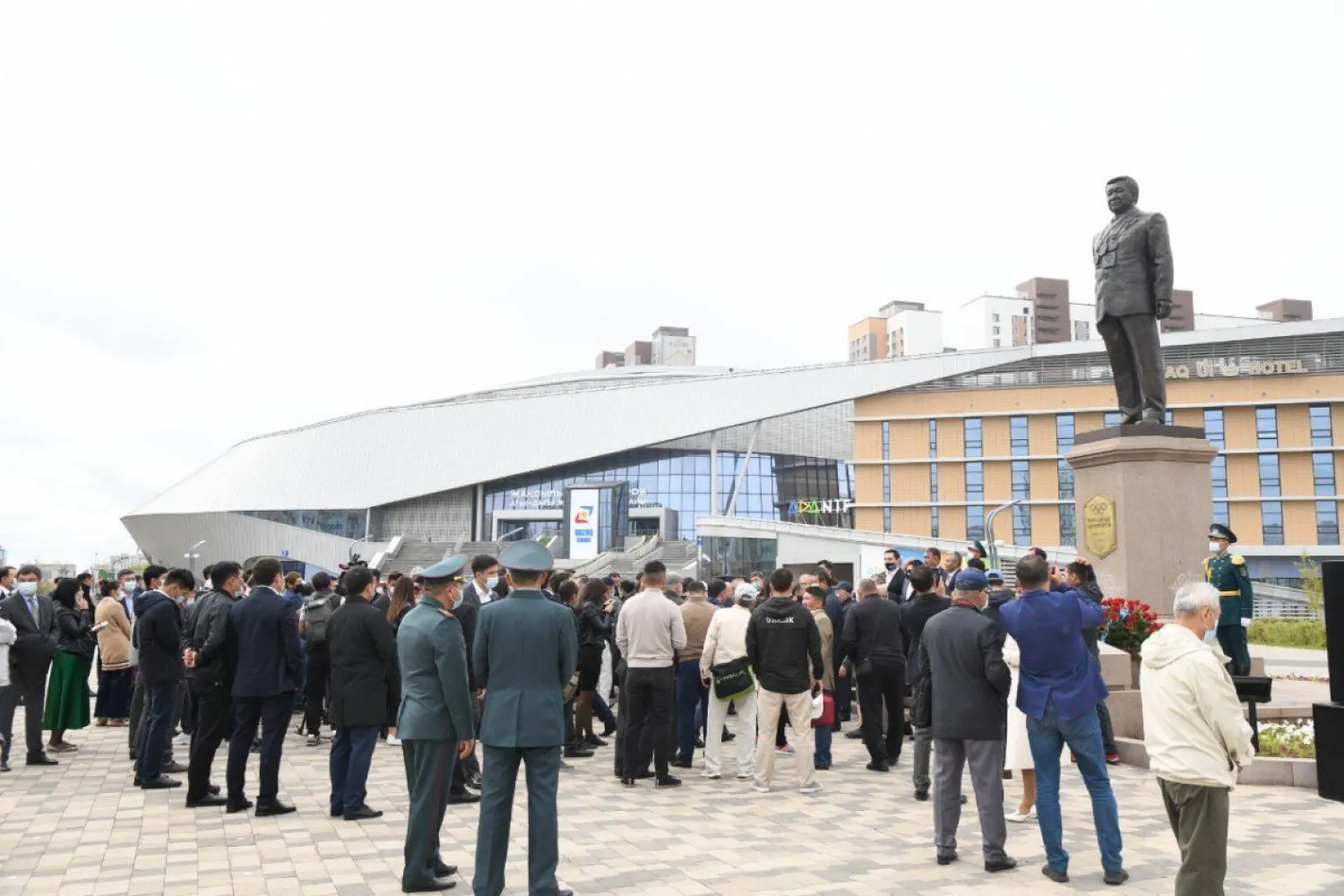 Памятник Жаксылыку Ушкемпирову открыли в столице