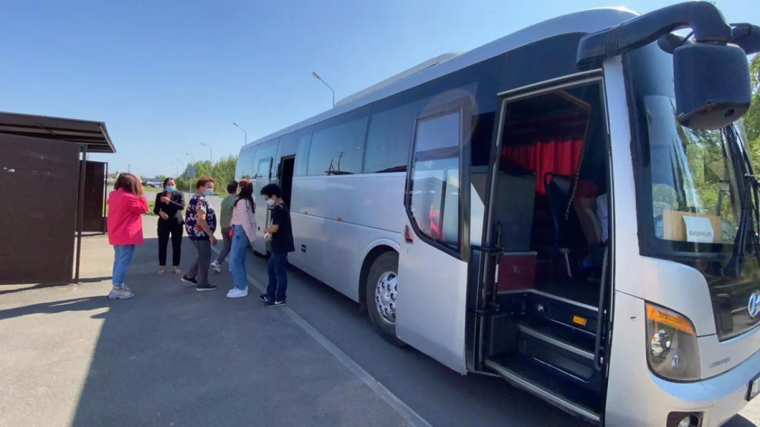 В районе Сарыарка до пунктов вакцинации желающих доставляют на специальных автобусах