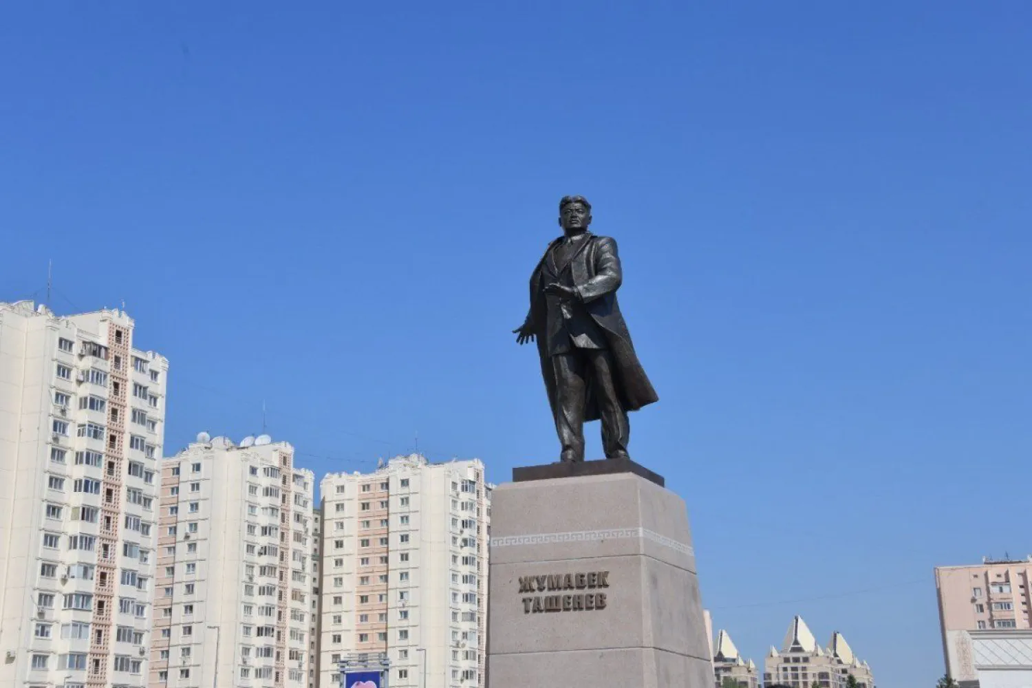 Памятник Жумабеку Ташеневу открыли в столице