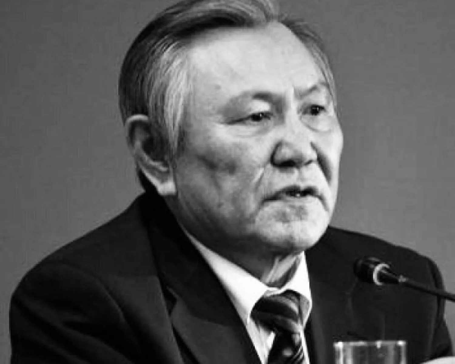 Глава государства выразил соболезнования родным Султана Оразалина