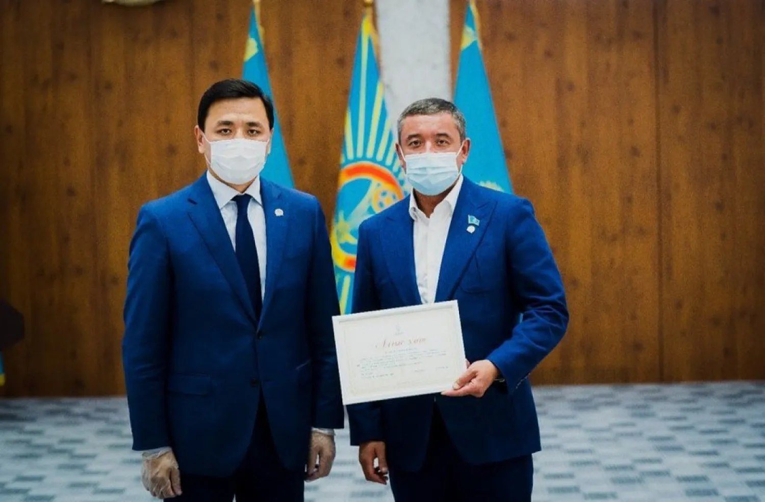 Аким столицы Алтай Кульгинов поздравил работников строительной отрасли с Днем строителя