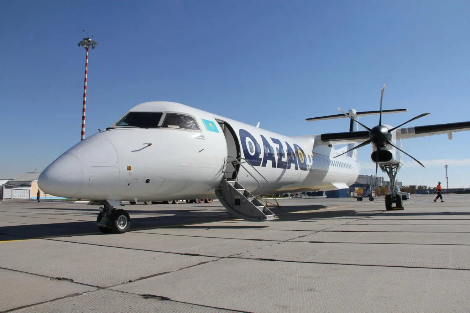 Воздушные суда QAZAQ AIR перешли под казахстанскую регистрацию
