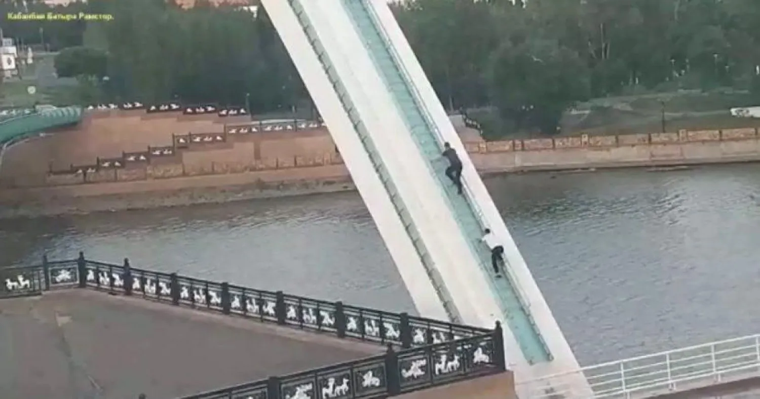 Трое астанчан залезли на арку моста ради видео в Тик-токе