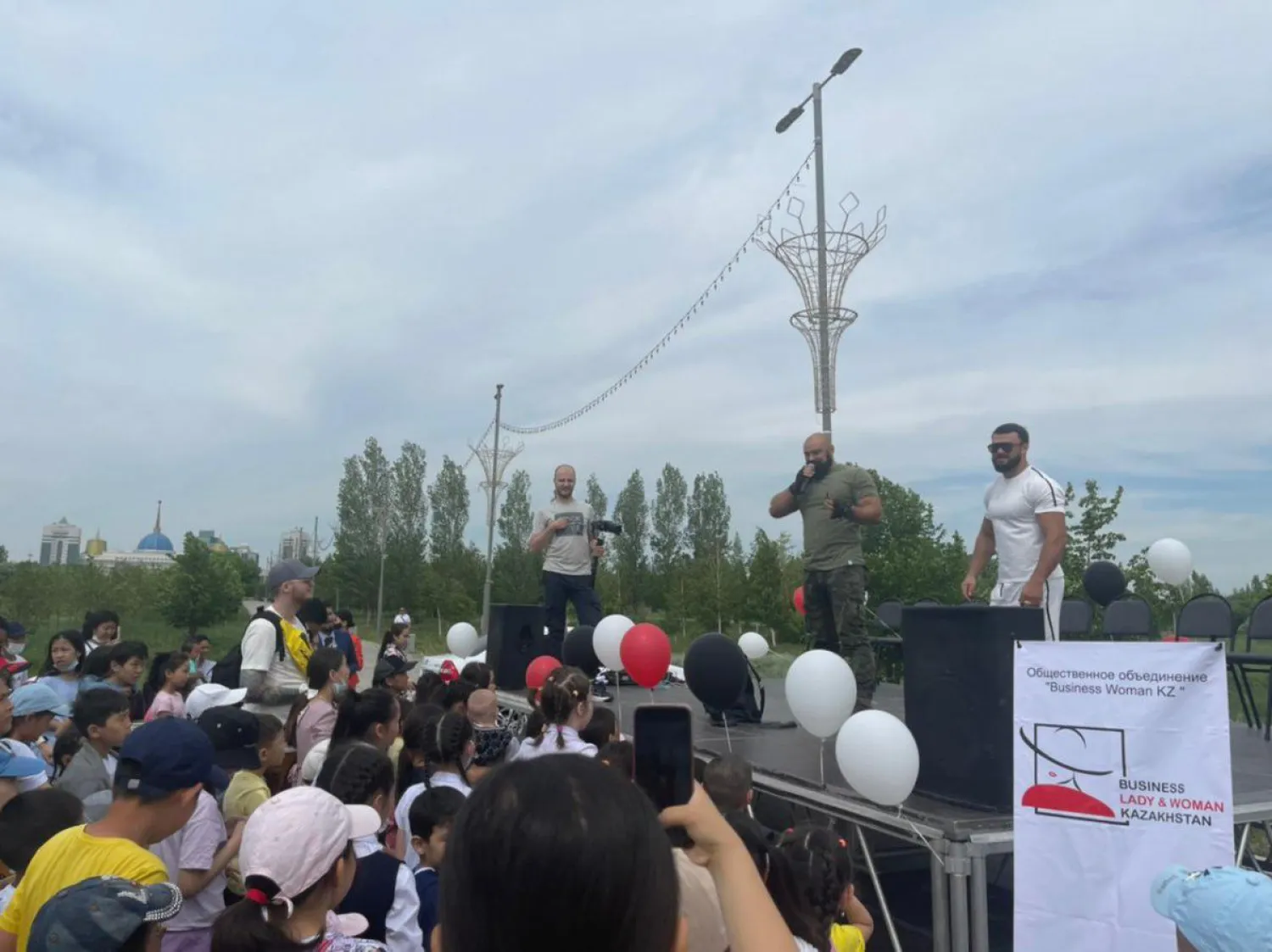 Благотворительный концерт ко Дню защиты детей прошел на площади Дворца мира и согласия