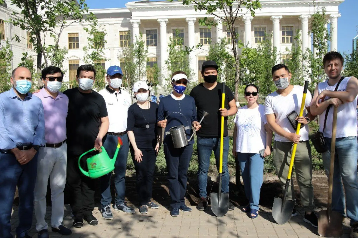 500 дубов и 1 000 кустов сирени посадили у «Астана Опера»
