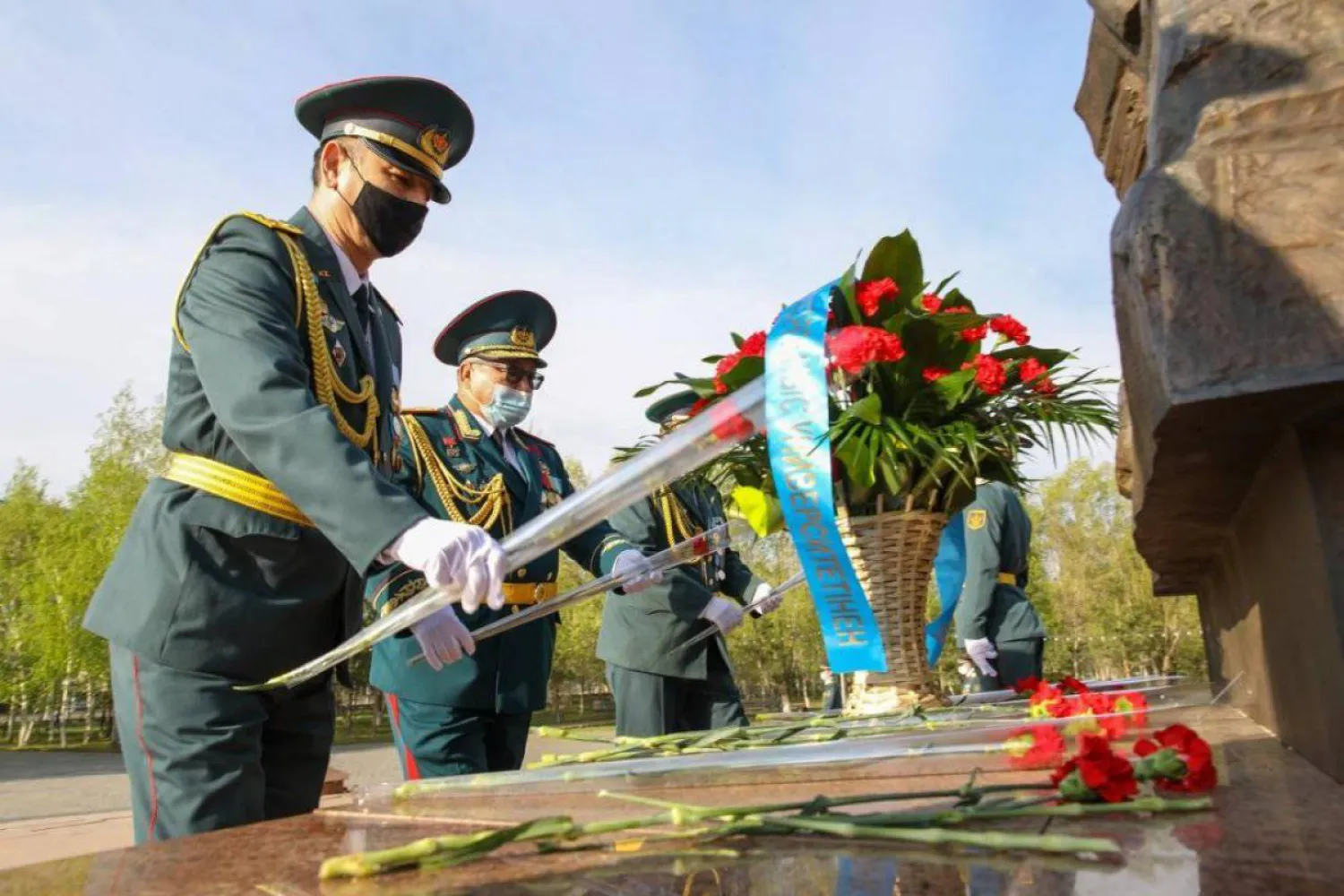 Военнослужащие возложили цветы к мемориалам, посвященным героям Второй мировой войны