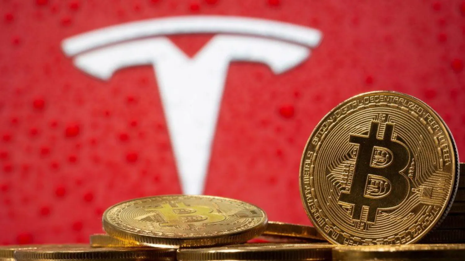 Илон Маск прекратил продажи Tesla за биткоины