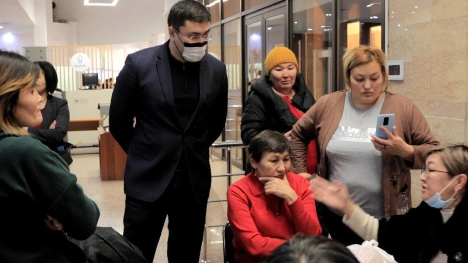Требования протестующих матерей озвучили в столичном акимате