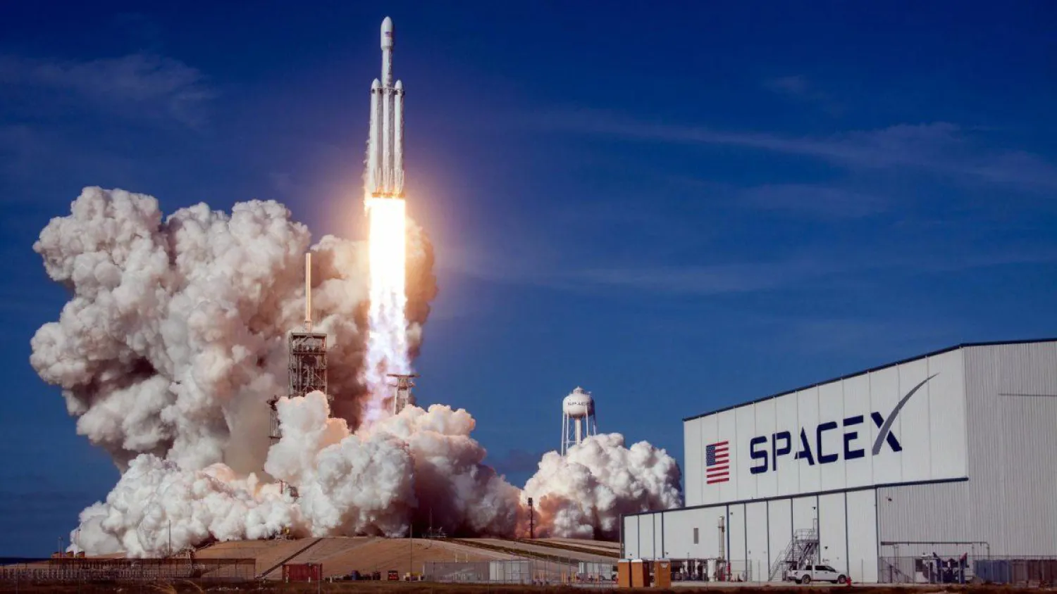 SpaceX отбирает космических туристов для миссии на орбиту