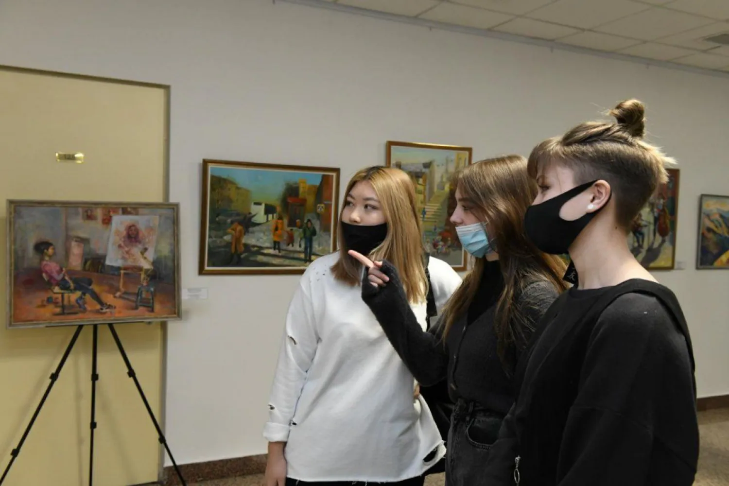 Открылась выставка дипломных работ выпускников столичной Детской художественной школы – клуба ЮНЕСКО