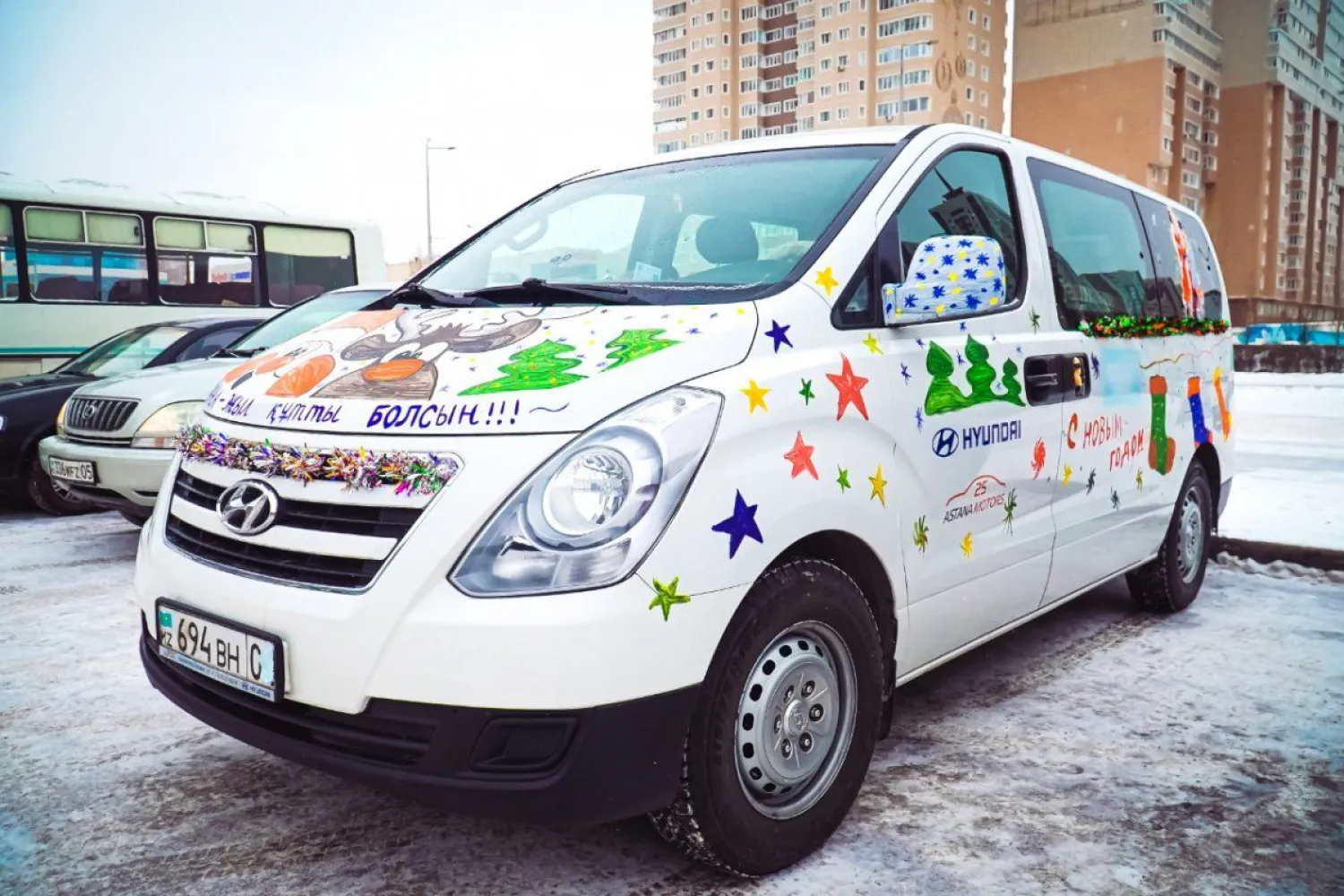 Новогодний автобус с подарками и Дедом Морозом поздравляет детей