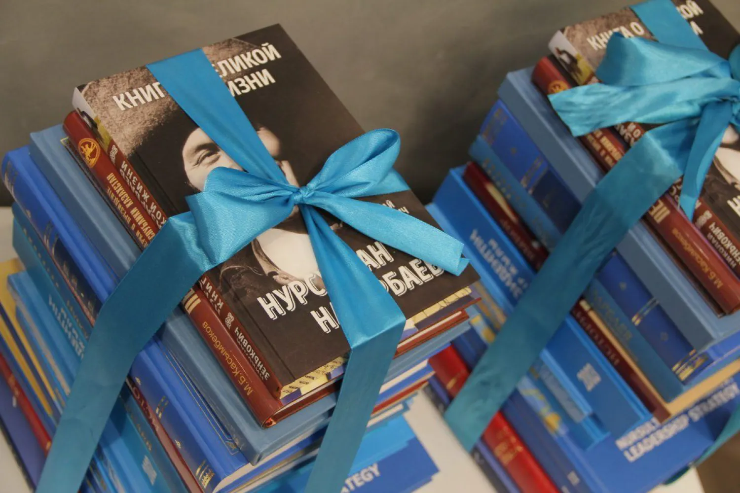 Библиотека Елбасы передала школьным библиотекам комплекты книг