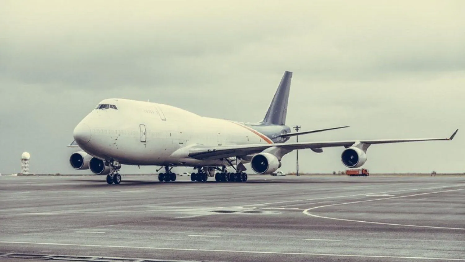 В Нур-Султане приземлился грузовой рейс Boeing 747-400F