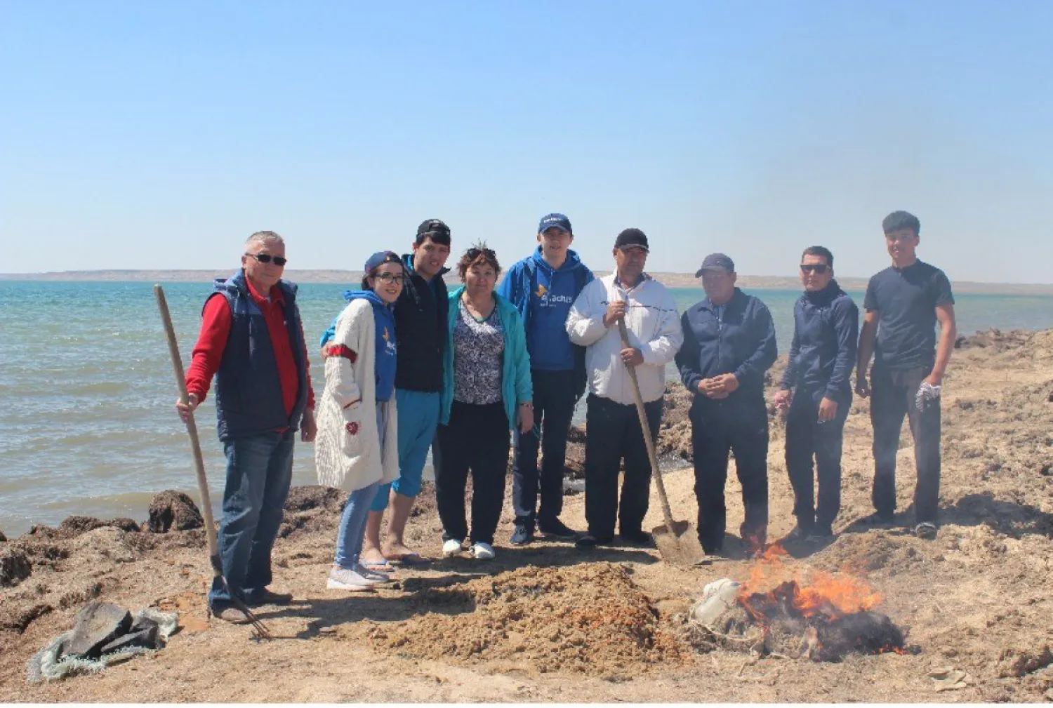 Более 300 килограммов мусора подняли со дна Аральского моря студенты КАЗГЮУ