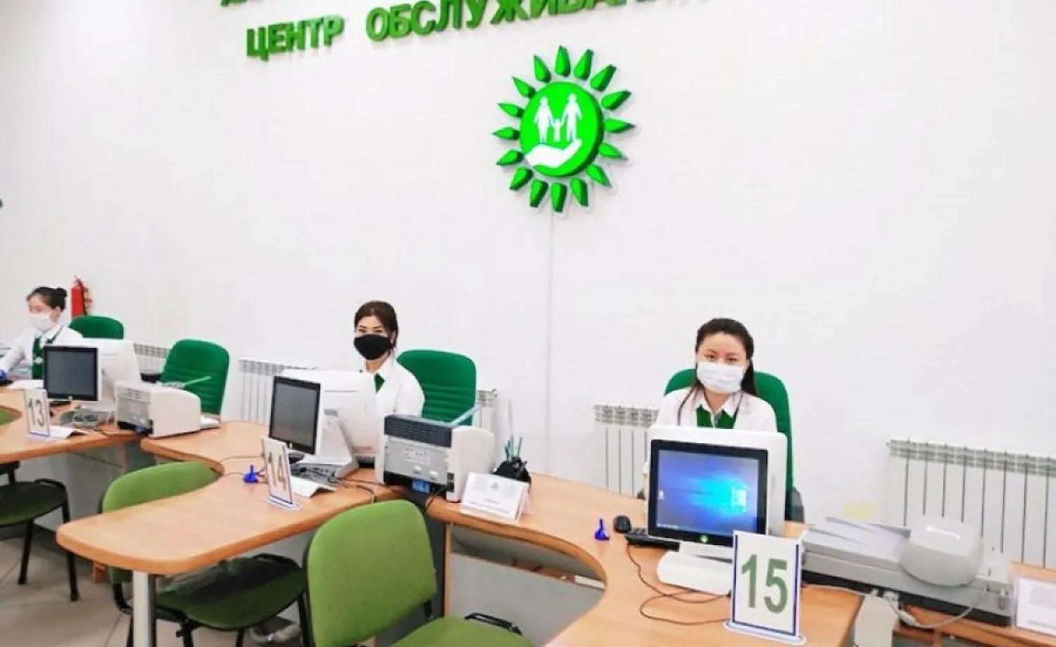 Более 100 тыс. казахстанцев получили госуслуги через льготные окна ЦОН