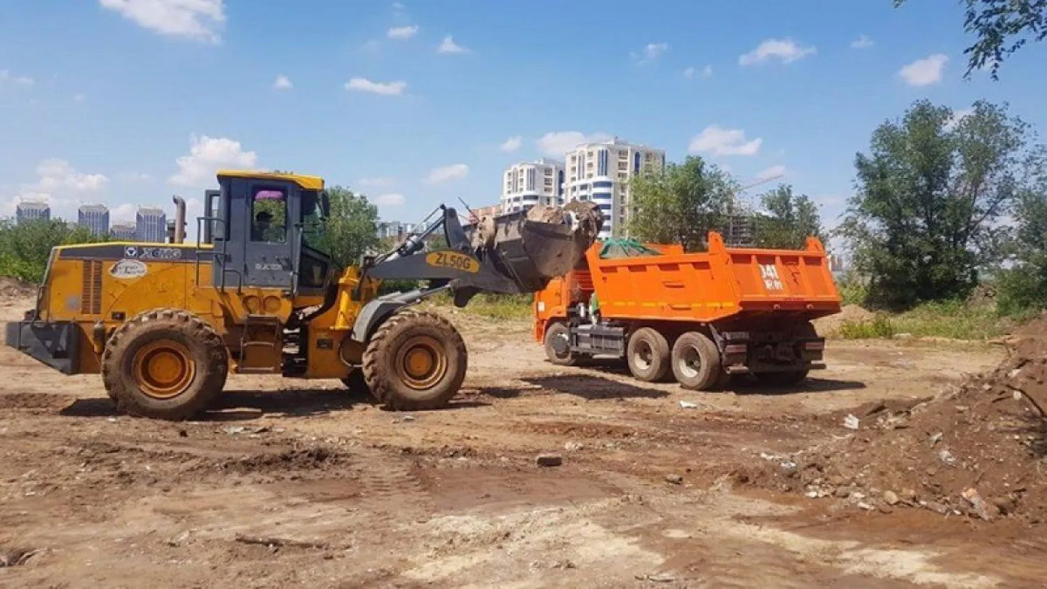 710 тонн отходов вывезено на городской полигон с района "Алматы"