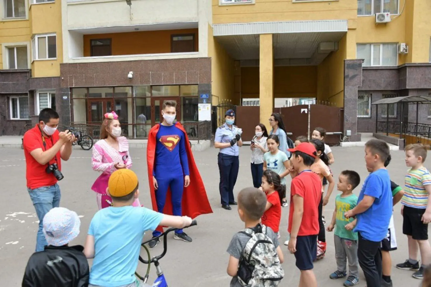 Акцию "УЛЫБКИ ДОБРА и радости" проводят для детей во дворах столичных домов